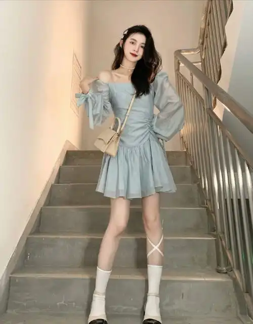 年轻女孩挺适合走纯欲穿搭路线,穿着打扮十分甜美,像小公主