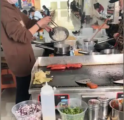 河北一大三女生因食堂米线不合胃口,随后女生一举动让人出乎意外