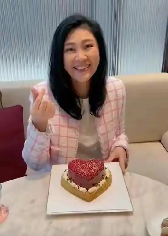 55岁英拉情人节造型好嫩啊穿粉外套低领上衣,把大家都美到了