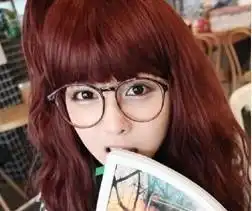 戴眼镜美女头像短烫发更