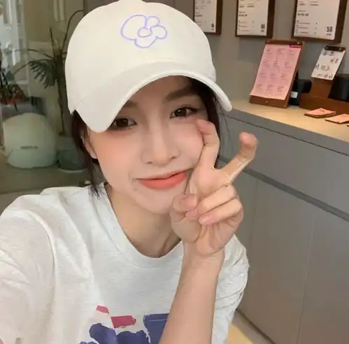 女生头像拥有快乐储蓄热爱