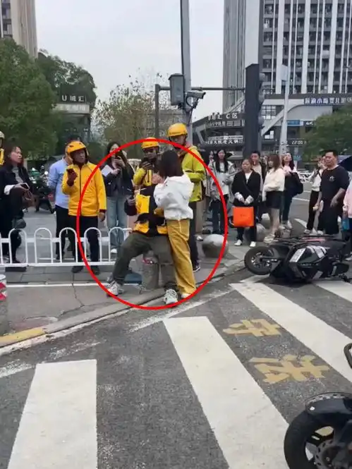 女子当街踩头暴打外卖小哥,还颠倒黑白,身份被扒,容貌引热议