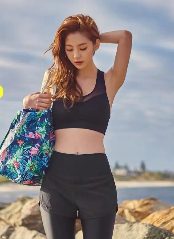 海南28岁美女海边晨跑照走红,身材凹凸有致,双腿像是开了特效
