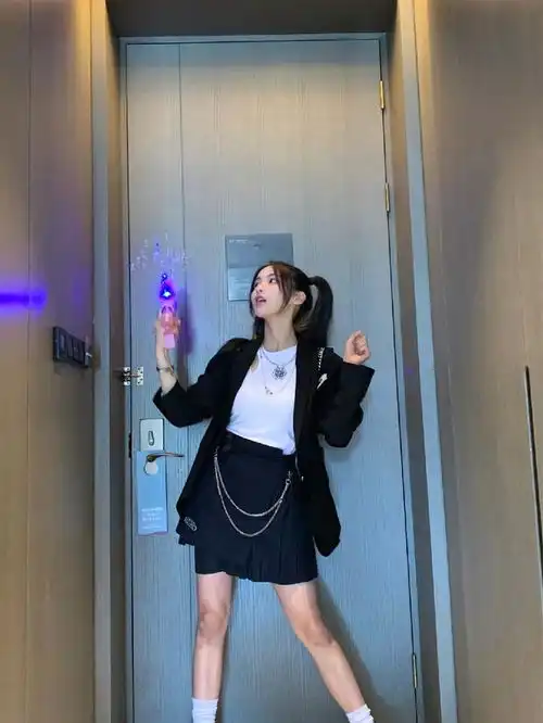 锦鲤少女杨超越,五官精致犹如精灵,穿搭风格潮流又时髦