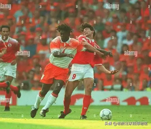 退役荷兰国脚45岁身材堪比c罗,天赋异禀,16岁踢荷甲19岁拿欧冠