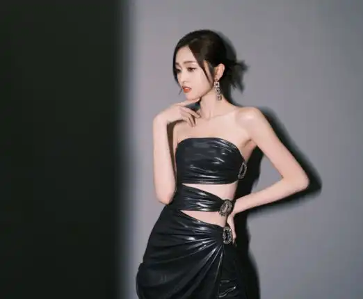 吴宣仪穿衣真辣内衣外穿还要腰间系绑带,三七分身材太绝