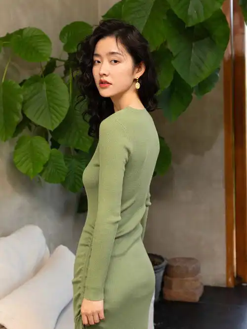梨形身材的女生不要瞎打扮,冬天尽量不穿这几款单品,太暴露缺点
