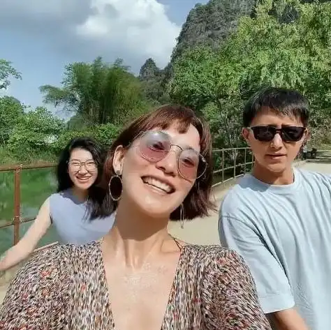 韩庚夫妇牵手出席活动卢靖姗面部僵硬显老态,被嘲像韩庚的姐