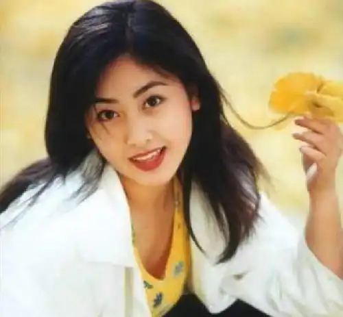 皇阿玛张铁林,风流成性痴迷年轻女孩,三个娃两个都是私生子