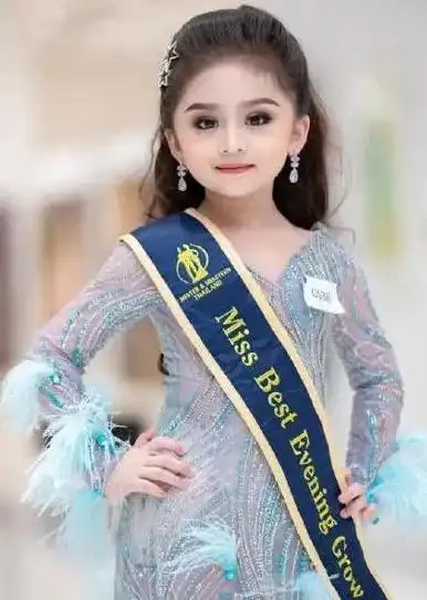 泰国6岁小女孩浓妆高跟鞋选美当选冠军,卸妆后,这还是她吗