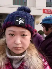 这女孩子长得好看吗是圆脸吗是双眼皮大眼睛吗