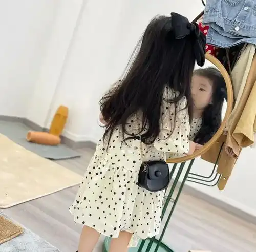 4岁女孩商场走丢,求助保安在广播叫爸爸名字,全场笑翻了