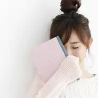 拿东西遮脸的女生头像风格像下面的那种谢谢
