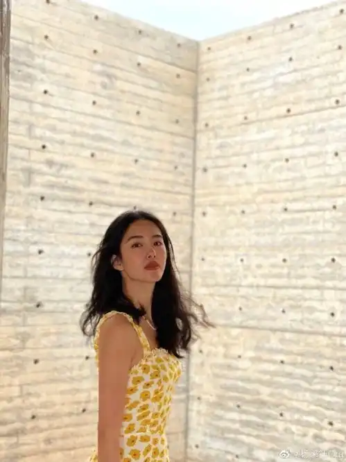 芳华里走出的两个女神,钟楚曦杨采钰碎花裙ok,谁更撩