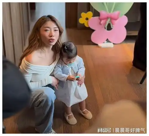 程晓玥女儿周岁宴,小姑娘手抓算盘女承母业亲妈承诺将事业做大