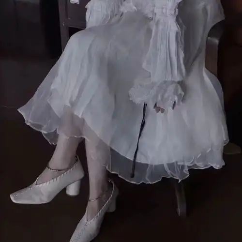 部位女头峭山上有蔷薇吗