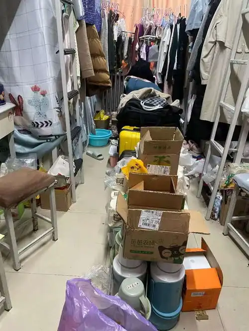 野猴成群闯入高校女生宿舍,是什么吸引它们普通人想象不出