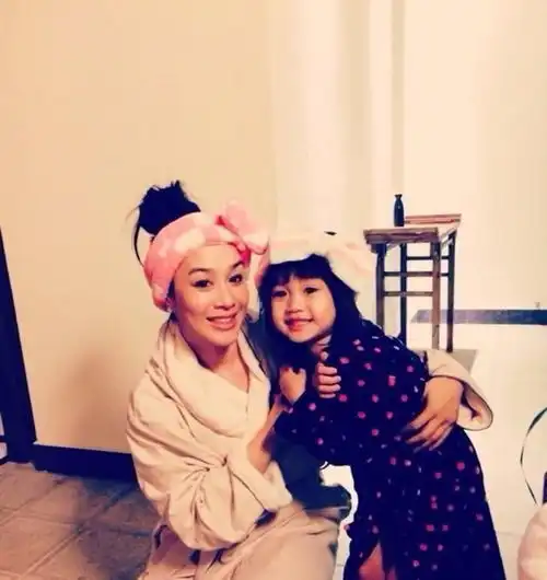 钟丽缇带婆婆买衣服,相差10岁像两代人