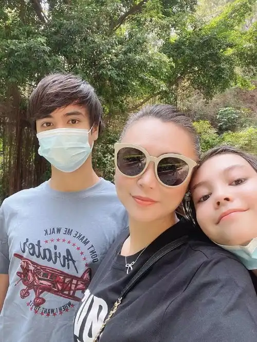 嫁给老外的花滑冠军陈露近照,45岁风韵犹存,混血儿女像爸爸