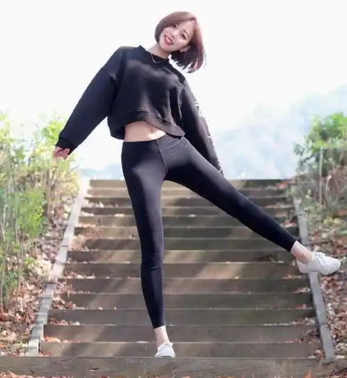 街拍时尚迷人的紧身打底裤美女,塑造出优美的曲线