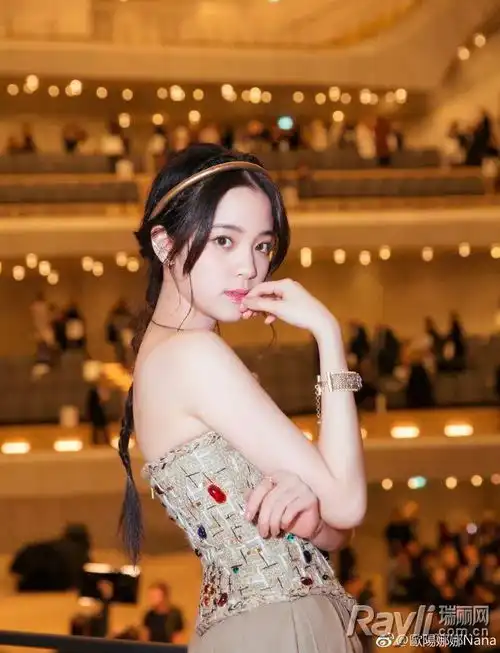 种草看了00后炫酷少女欧阳娜娜的衣橱后,意外发现每件都很值得买