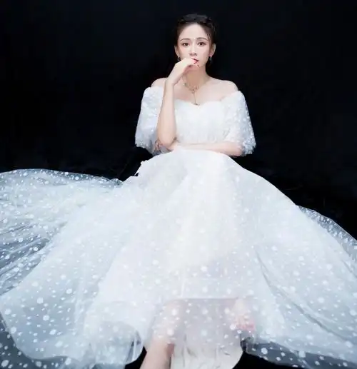 陈乔恩撒狗粮啦与男友去郊外散心,自拍照上女方确定41岁吗