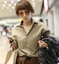 42岁马伊琍新发型现身机场,穿搭时尚少女感十足,手指更有女人味