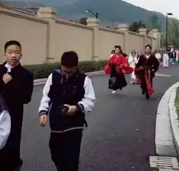汉服版校服走红,小学生开始穿汉服上学了网友复兴有望