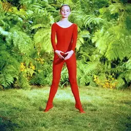 赫本穿本命年秋衣做瑜伽,宇宙美人优雅一生,你学会了吗