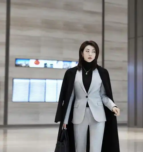 霸气西装穿搭指南,学会这几套穿搭满满的气场,让你秒变女王