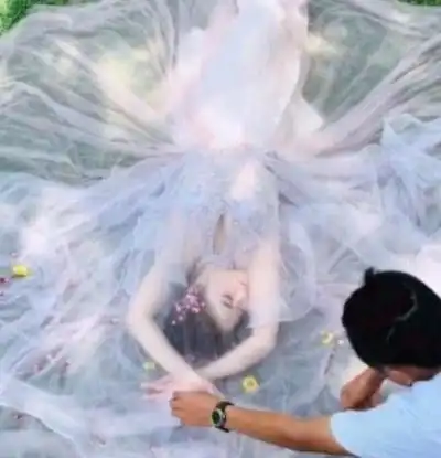 女子拍婚纱照,摄影师非常细心摆弄纱裙,成片美到惊艳