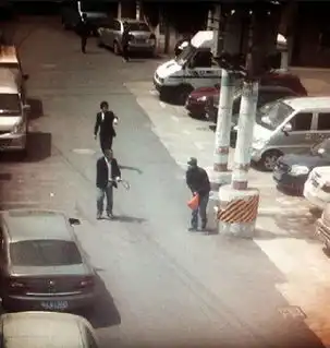 过路司机解下皮带遏制劫匪