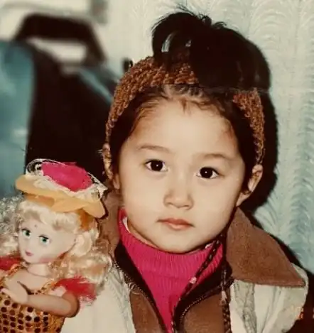关晓彤提前庆六一晒幼儿时期童年照,大眼睛小圆脸像极了洋娃娃