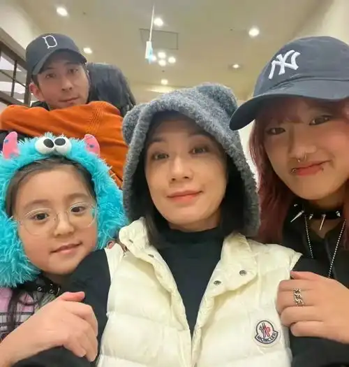 贾静雯大女儿都19岁了热辣女团风一改当年模样长得越来越像爸爸