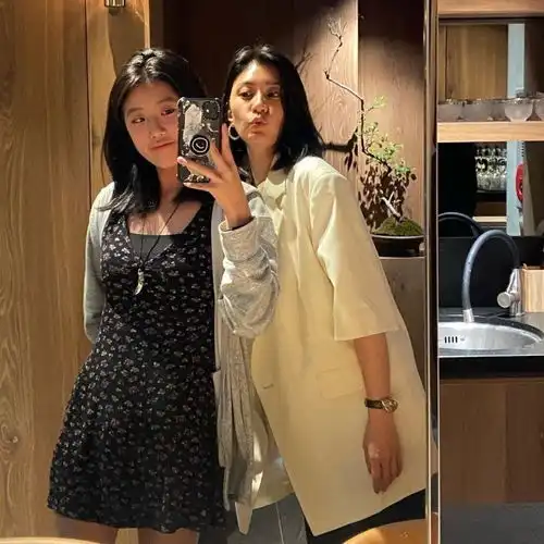 贾静雯与长女开心合影似姐妹,15岁梧桐妹变美少女,身材超标致