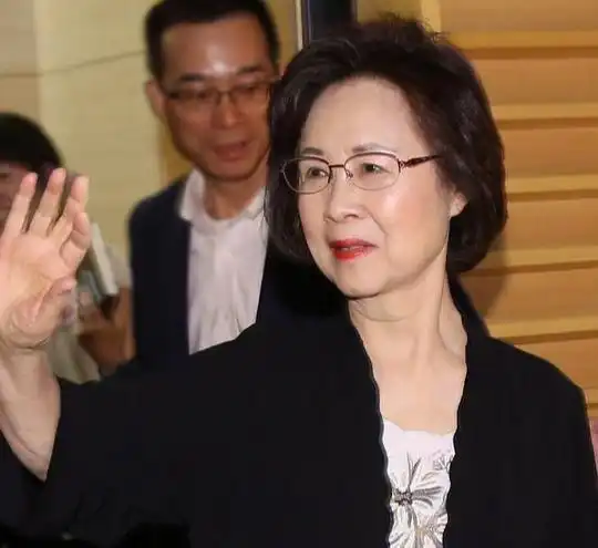 82岁琼瑶还穿浪漫紫,薄纱衬衫配刺绣马甲,文艺气息可真浓

