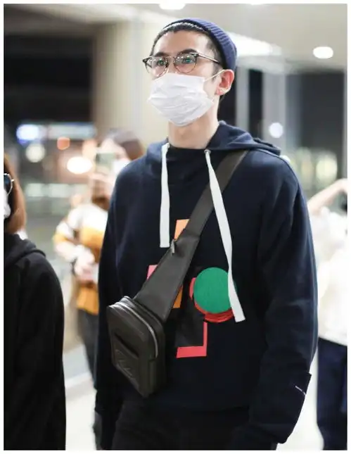 张云龙穿深蓝连帽卫衣走机场,大背头戴眼镜乍一看认不出