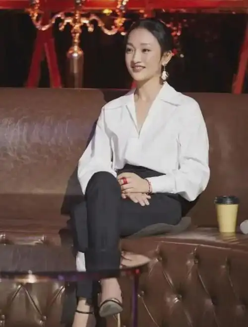 女生抽烟头像黑白衬衫