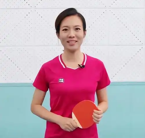 央视美女主持人宝晓峰生活照,网友长相不算特别惊艳,但有特点