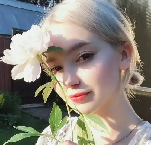 钟楚曦说自己白到发光你怎么看