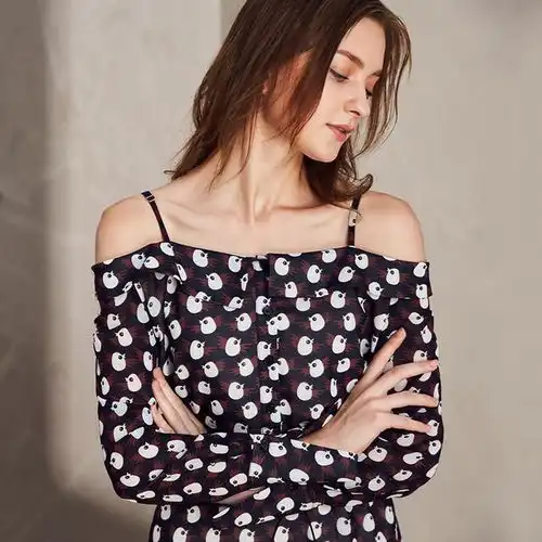 百变女王的美搭吊带连衣裙,提升气质必备美物,时髦不过时