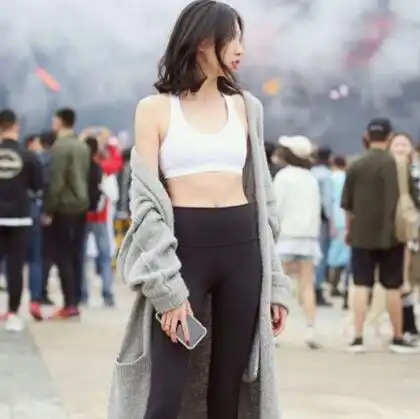 曲线曼妙的紧身打底裤美女穿出性感气质,道不尽的婉约温柔滋味
