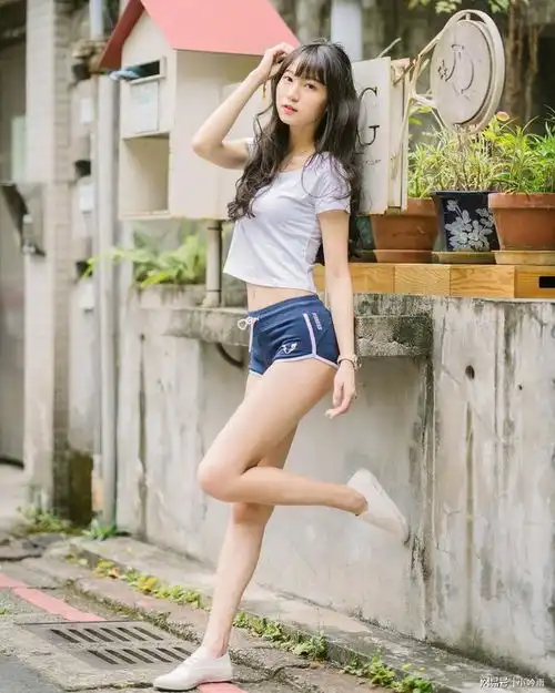运动服美女,一双纤细的大长腿引人注目