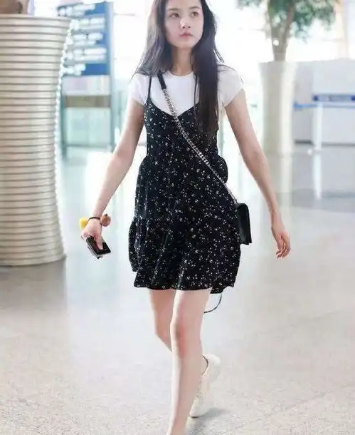 又被宋祖儿美到,一件白色t恤搭碎花蛋糕裙,这就是夏季少女搭