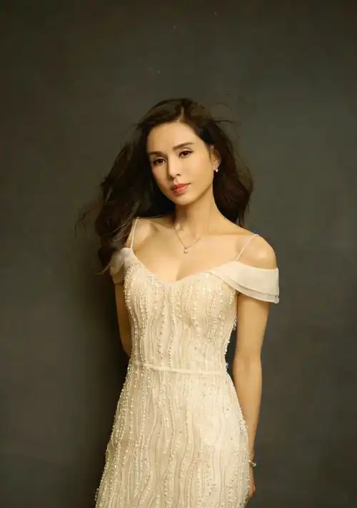 李若彤气质我给100分热爱运动的女神与众不同,白裙美得高级