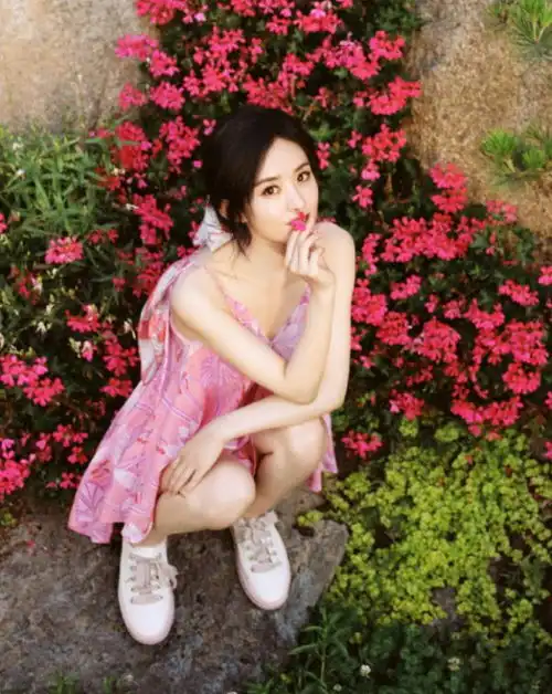 赵丽颖少女大片来袭,粉衣配草帽美成仙,终于配得上冯绍峰了