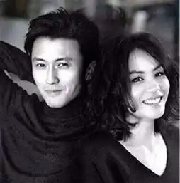 谢霆锋陪50岁女友王菲出游,未化妆气质全无,网友好像是母子