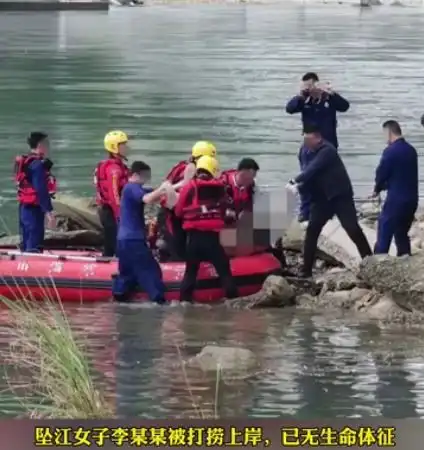 民警救落水女孩失联最后视频他努力把孩子往岸上推