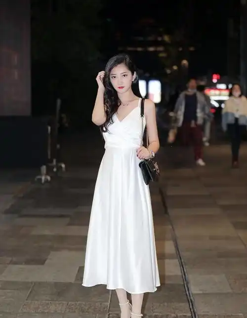 一袭白色搭配简直不要太高级,纯色简约不简单,上身就满满少女感