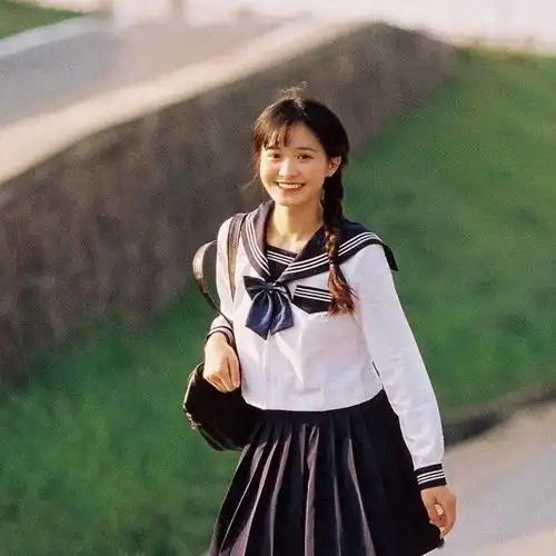 杨超越这条火遍全网的jk制服裙,好看到我词穷